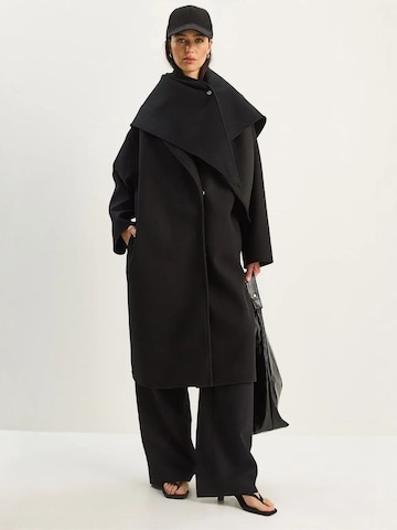 Bianco Lucci Mäntel in Schwarz: Vorderseite