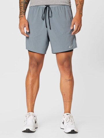 Regular Pantalon de sport NIKE en gris : devant