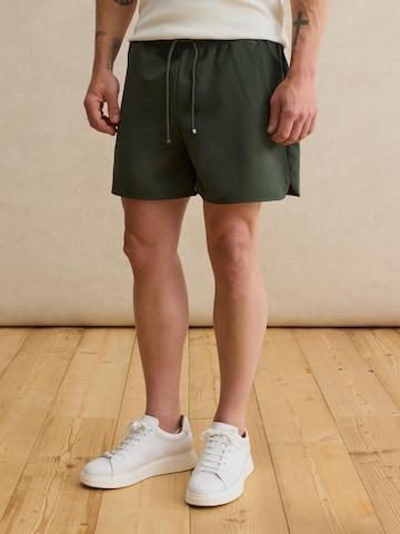 Shorts de bain 'Faris' DAN FOX APPAREL en vert : devant