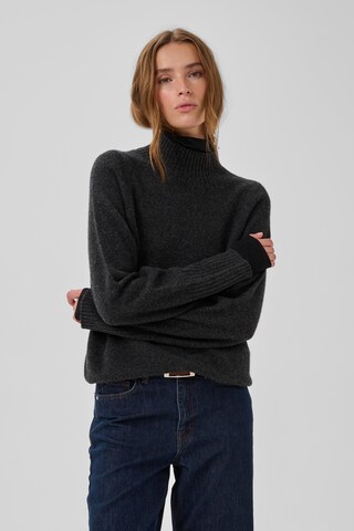 My Essential Wardrobe Sweter w kolorze czarny: przód