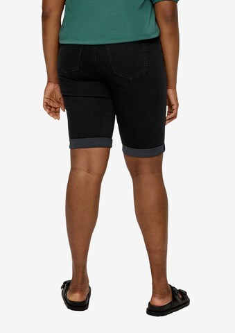 TRIANGLE Slimfit Shorts in Schwarz