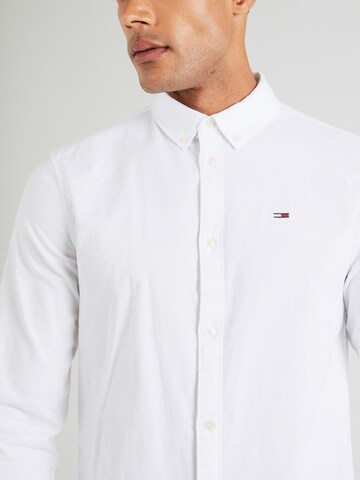 Tommy Jeans - Ajuste estrecho Camisa en blanco