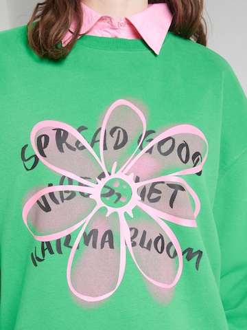 OH APRIL Свитшот 'Good Vibes' в Зеленый
