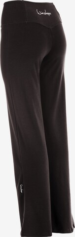 Winshape - Acampanado Pantalón deportivo 'WH3' en negro