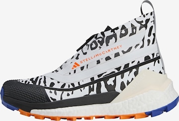 ADIDAS BY STELLA MCCARTNEY - Botas 'Free Hiker' en blanco: frente