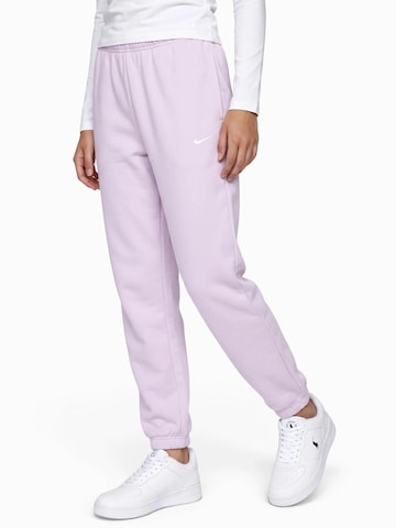 Nike Sportswear Tapered Nadrág 'Studio Fleece' - lila: elől