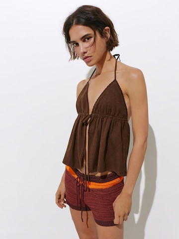 Top 'PACIFIC' de la Pull&Bear pe maro: față