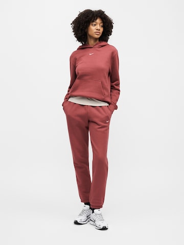 Tapered Pantaloni 'Studio Fleece' di Nike Sportswear in rosso