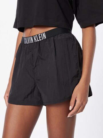 Calvin Klein Swimwear - Bermudas en negro: frente