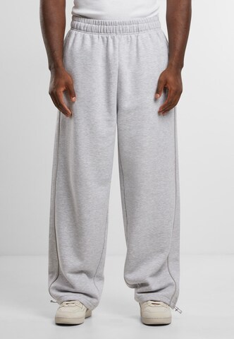 Karl Kani Loose fit Trousers in Grey: front