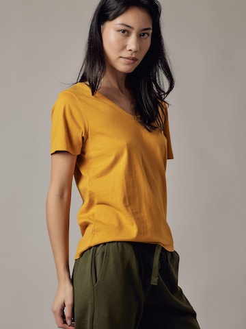 Maglietta 'T-Shirt Scollo Profondo' di OWN Off With Nature in marrone