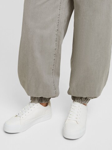 Bershka Tapered Jeans in Grau