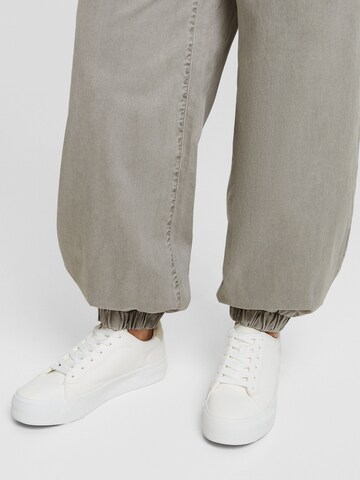 Bershka Дънки Tapered Leg Дънки в сиво