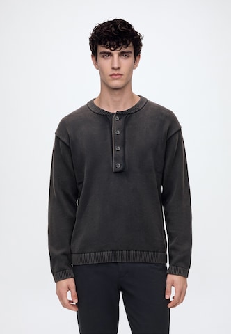 Pulover de la Abercrombie & Fitch pe negru: față