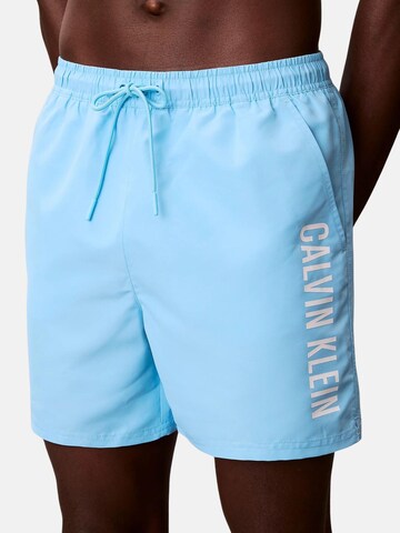 Calvin Klein Badeshorts 'CALVIN KLEIN MEDIUM DRAWSTRING Costumi da bagno'‌‌‌ in Blau
