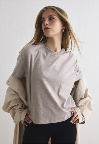 Maglietta 'Script' di Aim'n in marrone: frontale