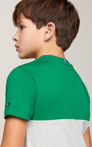 TOMMY HILFIGER - Camiseta 'ESSENTIAL' en verde