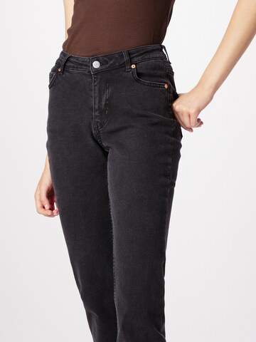 WEEKDAY Regular Jeans in Schwarz