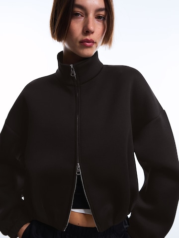 Hanorac de la Bershka pe negru