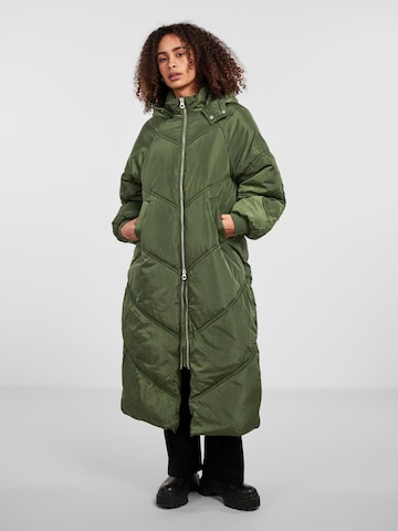 PIECES Winter Coat 'Felicity' in Green: front