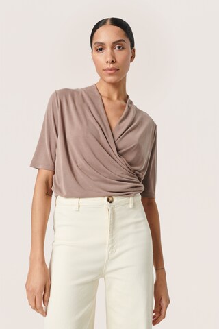 SOAKED IN LUXURY - Blusa 'Columbine' en marrón: frente