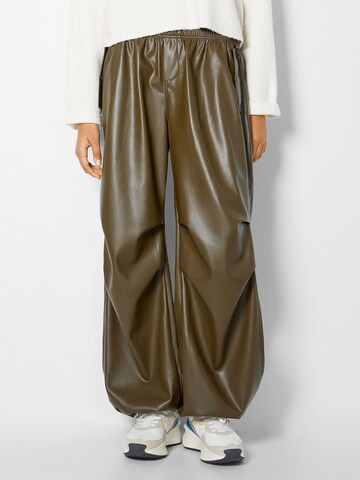 Bershka Loose fit Pants in Green: front