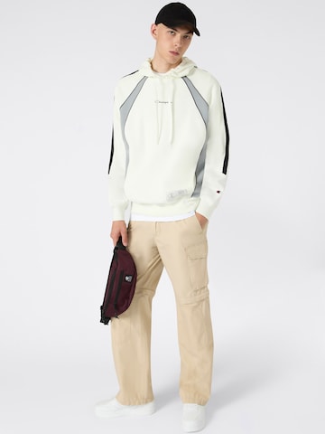 Felpa di Champion Authentic Athletic Apparel in bianco