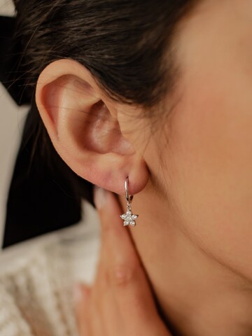 Orecchini 'Floweret' di Hey Happiness in argento: frontale