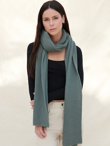 A LOT LESS Scarf 'Nancy' in Green: front