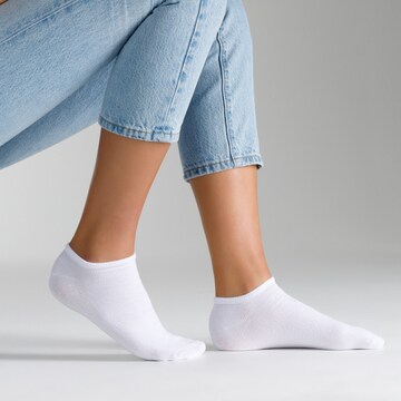 s.Oliver Ankle Socks in White: front