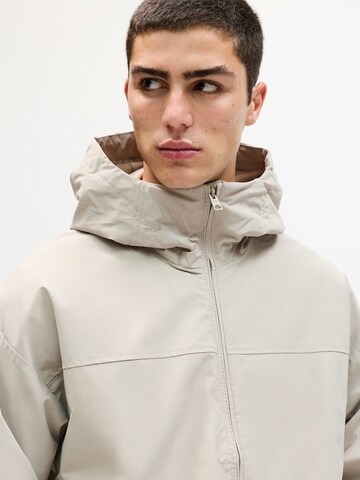 Geacă de primăvară-toamnă de la Pull&Bear pe bej