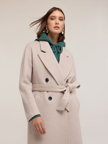 MOTIVI Winter Coat in White: front
