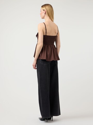 Top di YAS in marrone