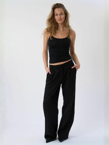 TEESHOPPEN Regular Housut ' Mila ' värissä musta: etupuoli