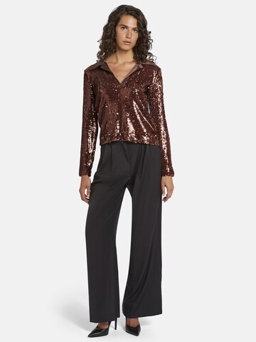 Nicowa Slimfit Anzughose 'ROSCIWO', weites Bein, Bundfalten, Model trägt Größe 34 in Braun