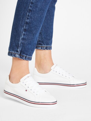 Baskets basses TOMMY HILFIGER en blanc : devant