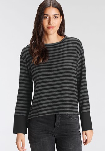 PLEASE Shirt in Grau: Vorderseite