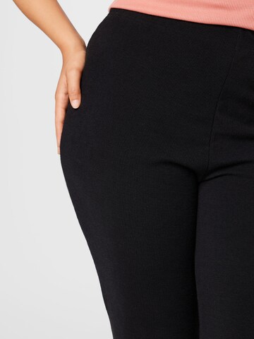 Nasty Gal Plus - Acampanado Pantalón en negro