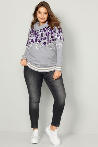 Janet & Joyce Sweatshirt in Grau