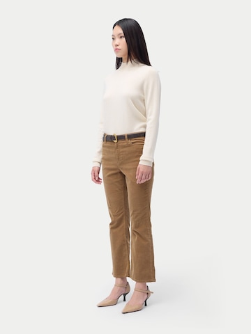 GOBI Cashmere Tröja 'Women's Essential Cashmere Mock Neck Sweater' i vit
