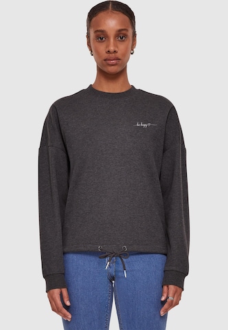 Merchcode Sweatshirt 'Be Happy' in Grijs: voorkant