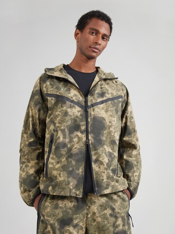Nike Sportswear Tussenjas in Groen: voorkant