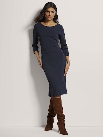 MADELEINE Kokerjurk in Blauw: voorkant