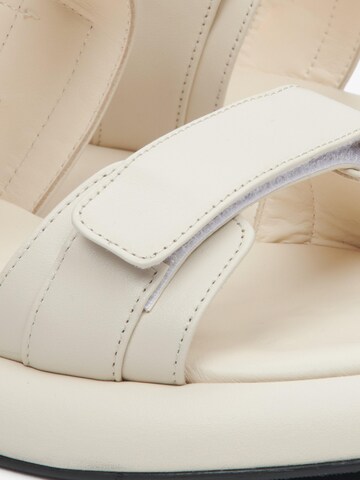 Estro Sandals '23547-12' in Beige