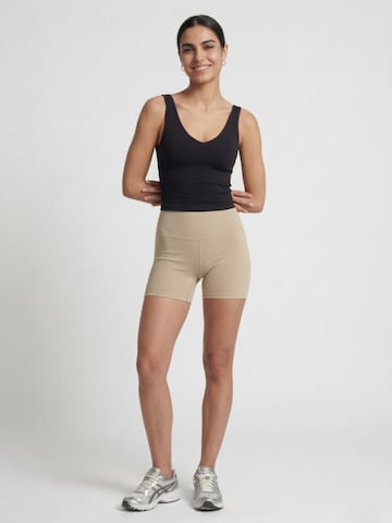 Nomi Active Sporttop in Schwarz: Vorderseite