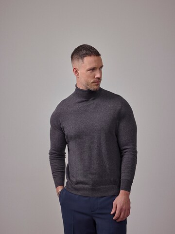 DAN FOX APPAREL Sweter 'The Essential' w kolorze szary: przód