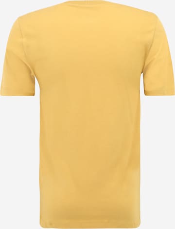 Nike Sportswear - Ajuste regular Camiseta 'Club' en amarillo