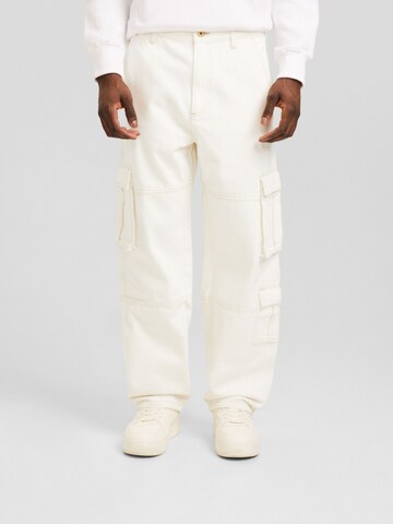 Bershka Loose fit Cargo Jeans in White: front