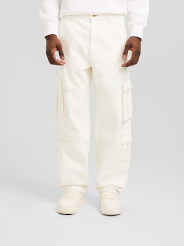 Loosefit Jeans cargo di Bershka in bianco: frontale
