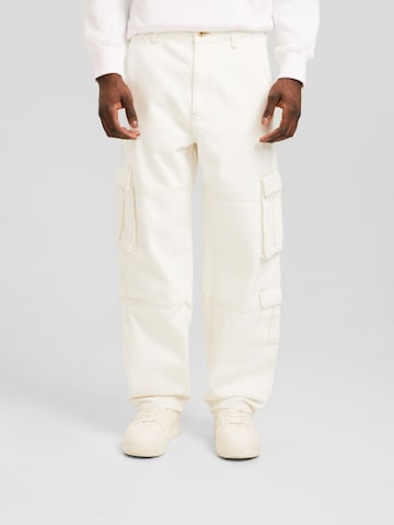 Loosefit Jeans cargo Bershka en blanc : devant